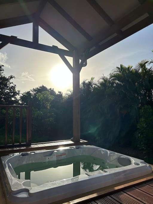 Bungalow Avec Jacuzzi Privatif Sainte-Rose Exterior foto