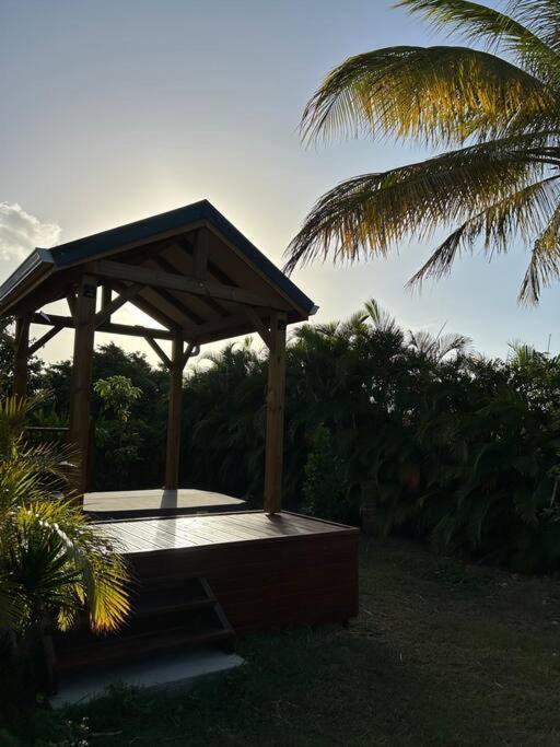 Bungalow Avec Jacuzzi Privatif Sainte-Rose Exterior foto