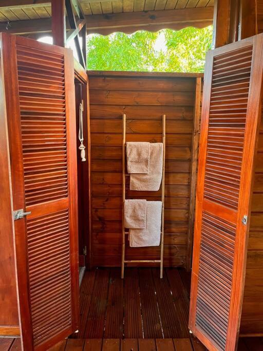 Bungalow Avec Jacuzzi Privatif Sainte-Rose Exterior foto